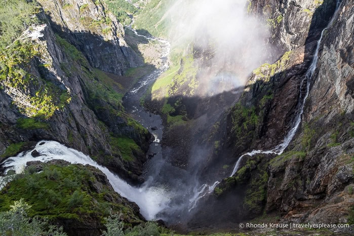 Two waterfalls across from each other flowing down the walls of the Mabodalen Valley.